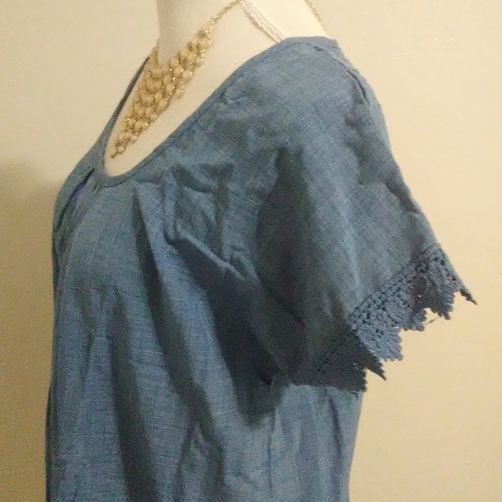 Lace back blouse - Picture 2 of 4
